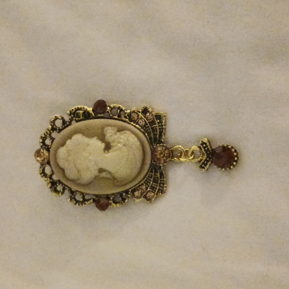 Vintage Amber/Champagne Crystal Cameo Brooch in Bronze